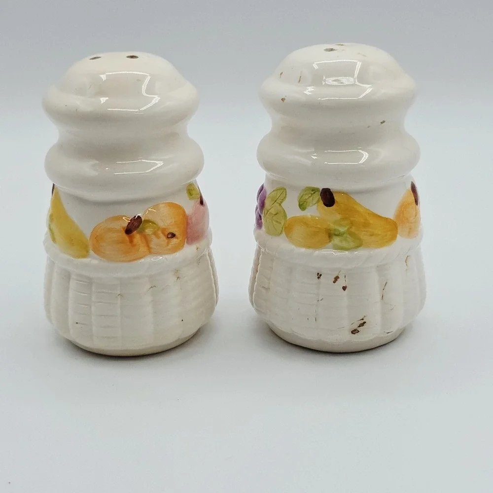 Vtg Ceramic‎ Fruit Basket Salt & Pepper Shakers Small White Handpainted Set Of 2
